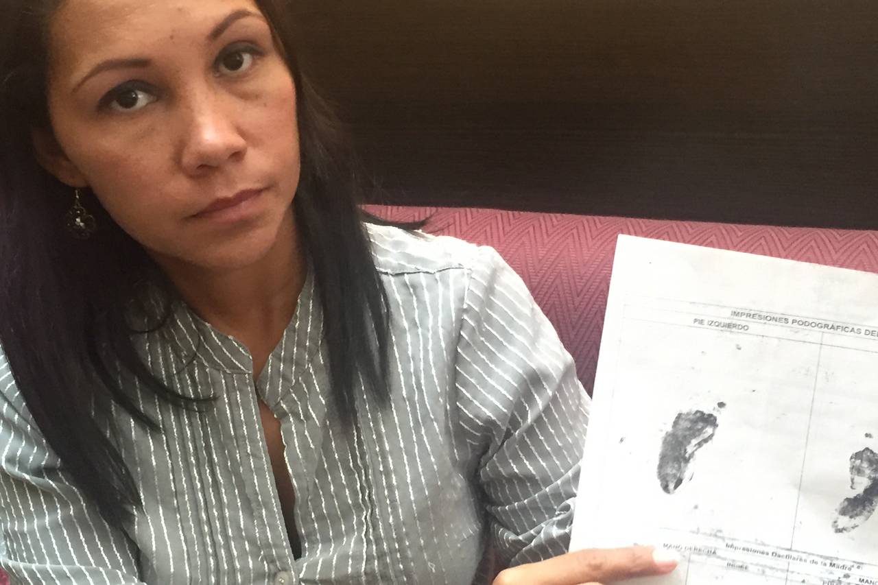 Una pariente de María de los Ángeles Carreño muestra la partida de nacimiento de Mía, una bebé prematura que murió tres horas después de nacer. La madre, de 19 años, también falleció luego de que su condición empeoró tras el parto. Photo: Sara Schaefer Muñoz/The Wall Street Journal