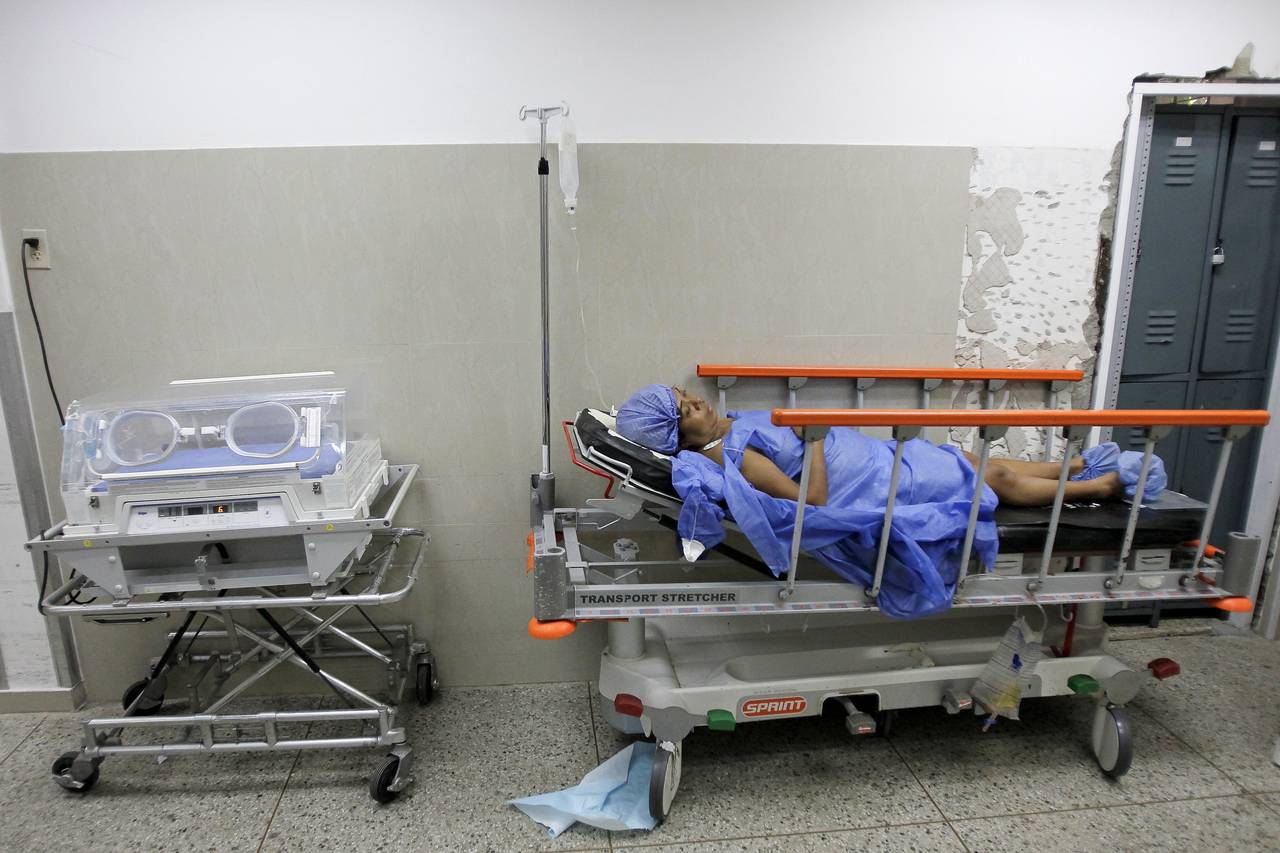 Una mujer acostada en una cama en una maternidad en Maracaibo, Venezuela. Foto: Isaac Urrutia/REUTERS