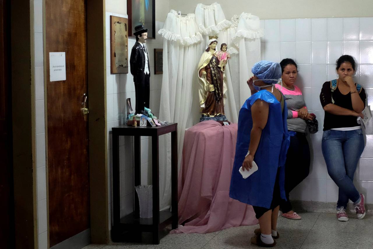 Una mujer reza en la unidad infantil de cuidados intensivos del Hospital Universitario en Mérida, Venezuela. Foto Marco Bello/Reuters
