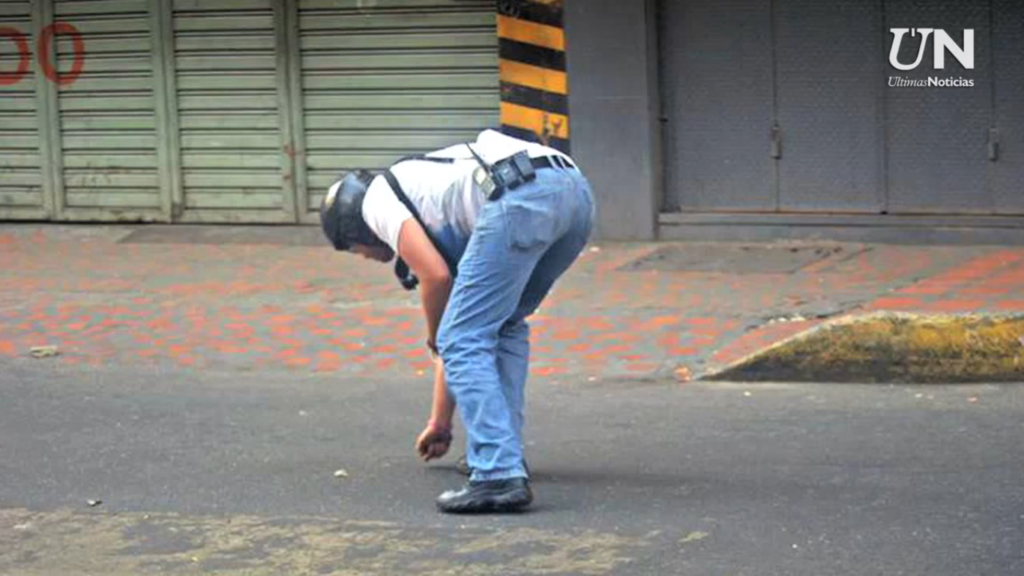 Hombre levanta conchas de bala en La Candelaria | Foto: Últimas Noticias