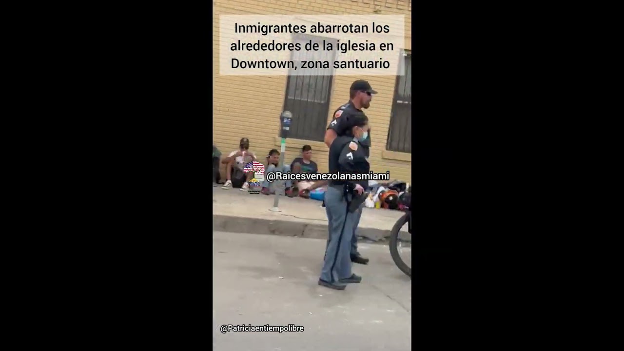 Inmigrantes Abarrotan Los Alrededores De La Iglesia En Downtown Zona