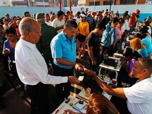 Capriles: "Cuando se suman todas estas incidencias, ¿no creen que es democrático que como candidato solicite un recuento de votos?" (Reuters / )
