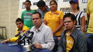 Carlos Parra, uno de los jovenes detenidos por cacerolear y el diputado a la AN y coordinador de Primero Justicia, Eduardo Marín | ELEONORA DELGADO