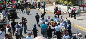 Las adyacencias de la Gobernación del Zulia se convirtieron en el escenario de un enfrentamiento entre dos bandos. (Fotos: Alejandro Paredes)