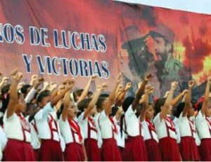 Un grupo de alumnos grita consignas a favor del Gobierno. (ARCHIVO)
