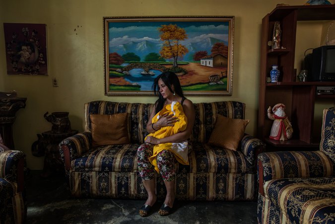 Saribeth Cordero con la ropa que usaba su hermano, William, mientras trabajaba como barbero. El bote que lo sacó de Venezuela desapareció. Credit Meridith Kohut para The New York Times