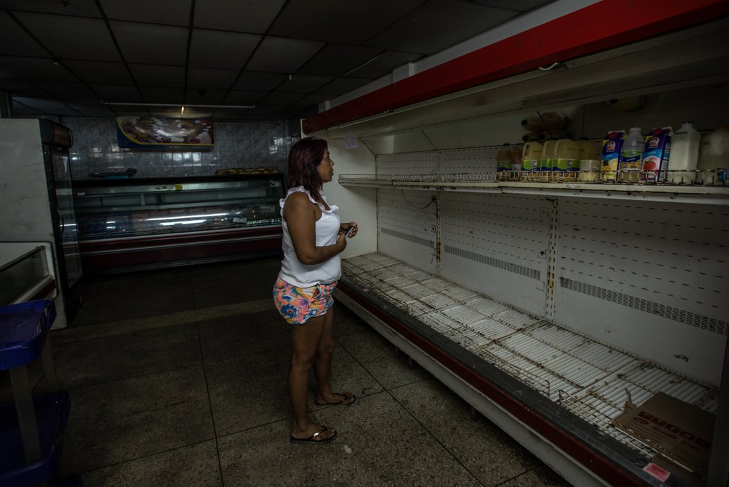 María Piñero en un supermercado vacío de La Vela, Venezuela. “Estoy nerviosa”, dijo. “Me voy sin nada. Pero tengo que hacerlo porque de lo contrario, simplemente nos moriremos de hambre”. Credit Meridith Kohut para The New York Times