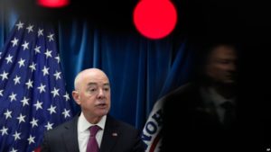 El secretario de Seguridad Nacional, Alejandro Mayorkas, habla durante una conferencia de prensa en Washington, el jueves 5 de enero de 2023, sobre las nuevas medidas de control fronterizo para limitar la migración irregular y aumentar la seguridad fronteriza.