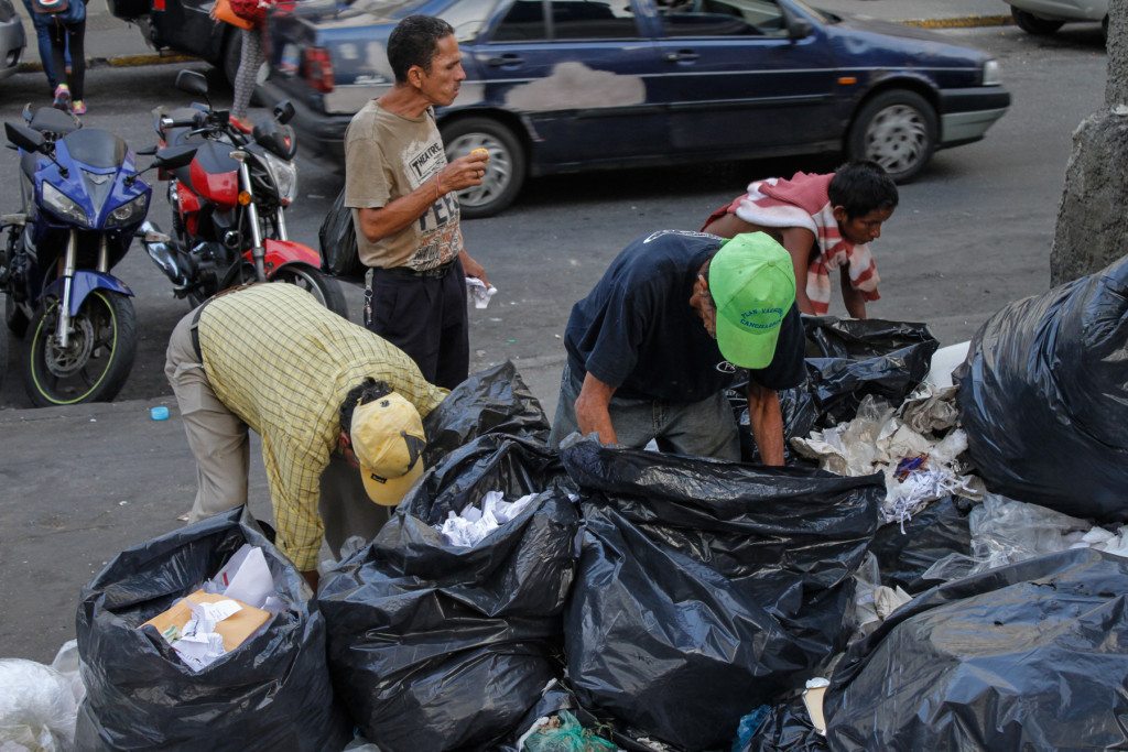 Venezolanos comiendo de la basura