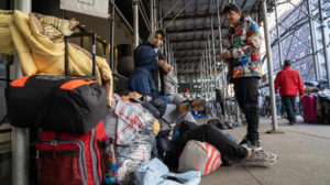 Inmigrantes venezolanos desalojados del hotel Watson acampan en la calle afuera del edificio como protesta el 30 de enero de 2023 en Nueva York (EE.UU.). EFE/Ángel Colmenares Fuente: The Epoch Times en español