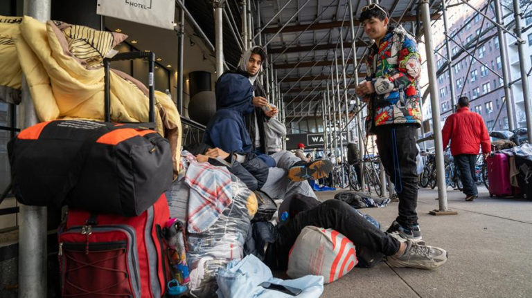 Inmigrantes venezolanos desalojados del hotel Watson acampan en la calle afuera del edificio como protesta el 30 de enero de 2023 en Nueva York (EE.UU.). EFE/Ángel Colmenares Fuente: The Epoch Times en español